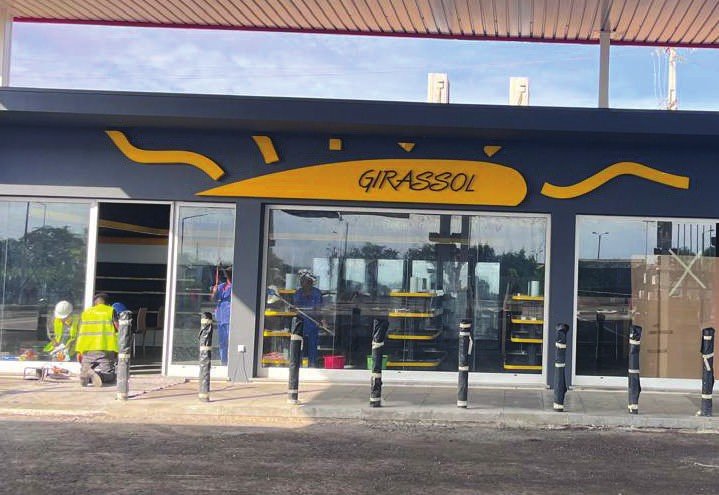 Fachada comercial com pintura executada pela Alfainvest